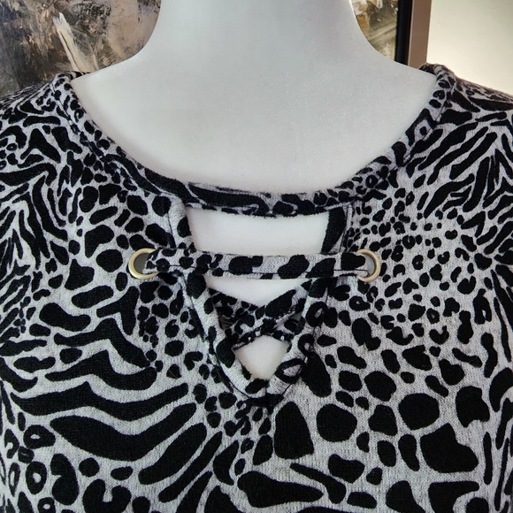 Absolutly Famous Black/Grey Leopard Print Sweater w Peephole Neck… - Picture 3 of 5